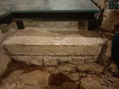 Numerosi sono gli elementi riconducibili alle tecniche costruttive di et� romana e i basoli piatti e rettangolari, alcuni consunti e in parte coperti dal terriccio calcificato, ricordano un altro tratto della via Appia rinvenuto a Bari, in piazza del Ferrarese